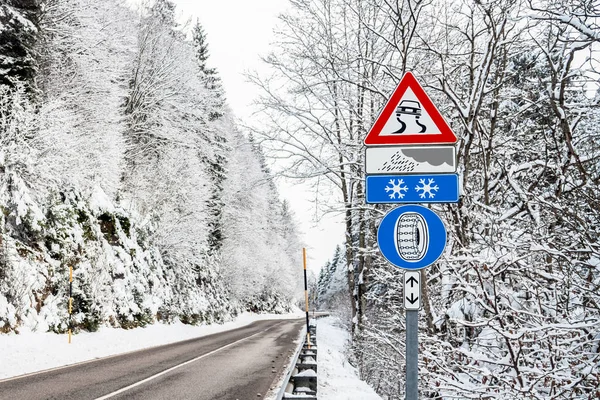 Европейский Стиль Дорожного Движения Знаком Предупреждения Против Опасных Условий Вождения — стоковое фото