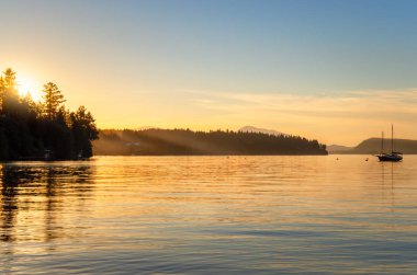 Altın yaz gün batımı bir Bay ve bağlantılı bir yelkenli tekne boyunca East Coast Vancouver Island'ın, üzerinde. Chemanius, İngiltere.