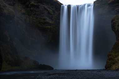 Etkileyici Skogafoss şelale İzlanda alacakaranlıkta görünümünü