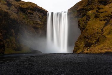 Sonbaharda İzlanda'daki görkemli Skogafoss şelale