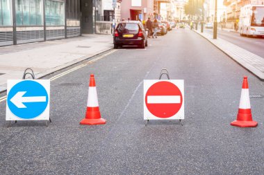 Trafik işaretleri ve güneşli bir sonbahar gününde bir sokakta şehir merkezinde engelleme koniler. Londra, İngiltere.
