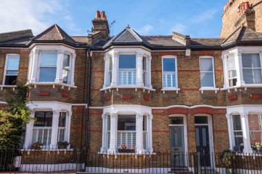 Dış Tradional İngiliz güneşli bir sonbahar gününde satır evler tuğla. Greenwich, Londra, İngiltere.