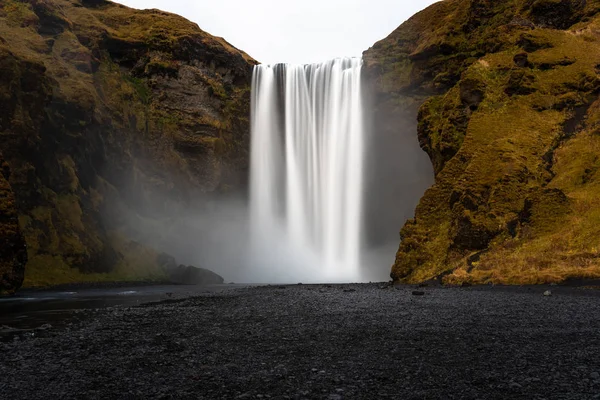 Μεγαλοπρεπής Καταρράκτης Skogafoss Στην Ισλανδία Φθινόπωρο — Φωτογραφία Αρχείου