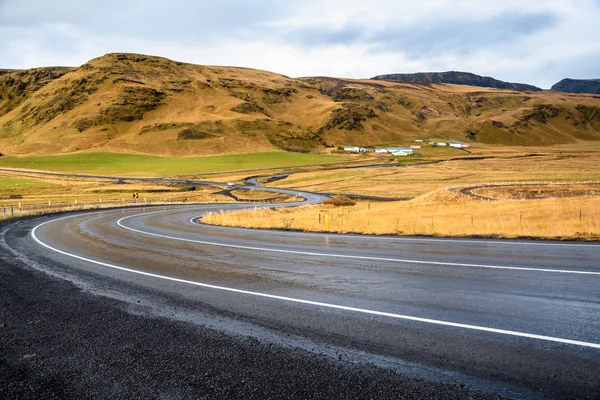 Winding Wet Mountain Road Iceland Cloudy Autumn Day Farm Foot — Stock Photo, Image