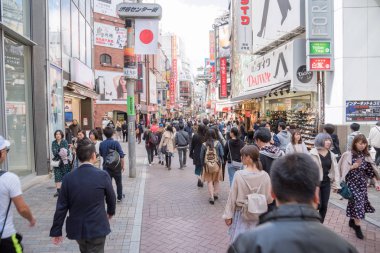 Tokyo, Japonya-Mart 21, 2019: Insanlar şehir merkezinde Shibuya alışveriş bölgesinin bir alleys boyunca gezinti