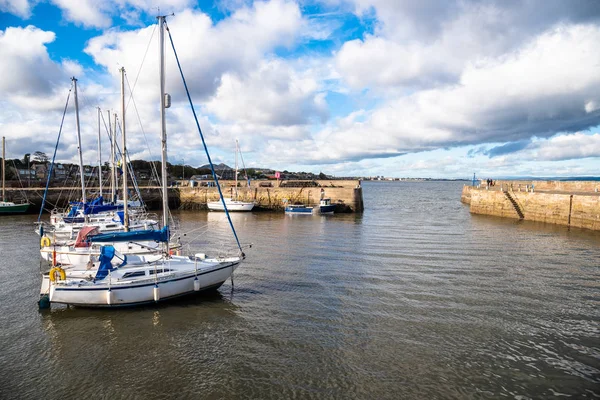 Segel Båtar Förankrade Hamn Och Blå Himmel Med Moln Hösten — Stockfoto