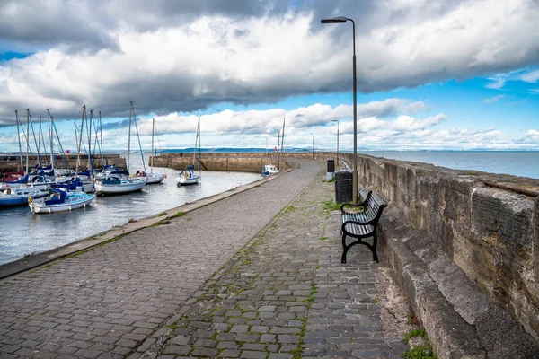 Bank Auf Einem Gepflasterten Weg Einem Trüben Herbsttag Segelboote Hafen — Stockfoto