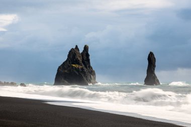 Dalgalar Bulutlu Bir Sonbahar Günü Bazalt Yığınları ile Siyah Kumlu Plajda Breaking. Vik, İzlanda.
