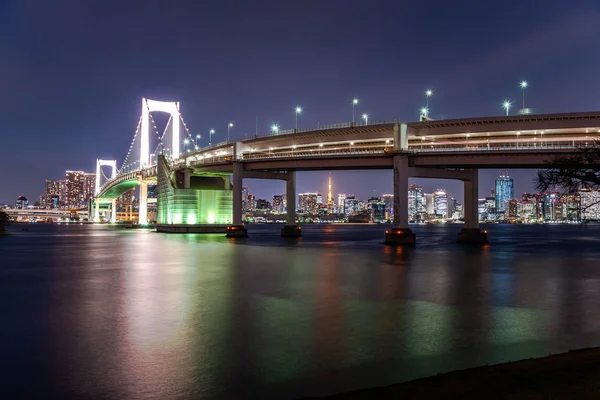 夜间东京湾的彩虹吊桥 东京天际线在背景中可见 水中的反射 — 图库照片