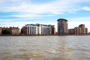 Parçalı Bulutlu Bir Sonbahar Günü Modern Riverside Apartmanbinaların Görünümü. Londra, İngiltere.
