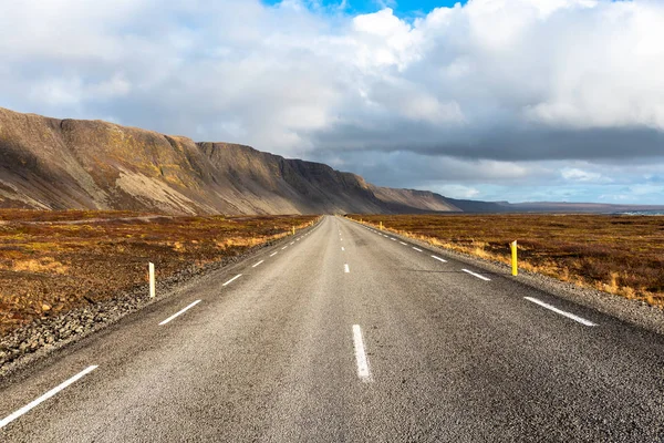 Schnurgerade Straße Fuße Schöner Berge Island Einem Leicht Bewölkten Herbsttag — Stockfoto