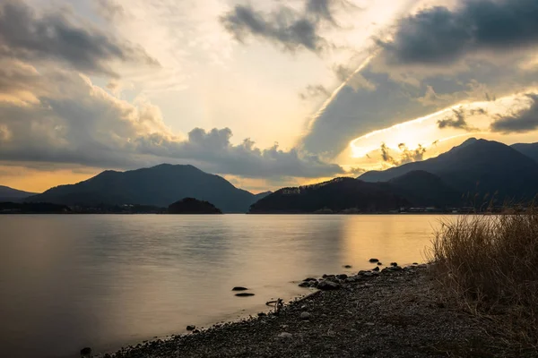 Beau Lac Entouré Montagnes Boisées Coucher Soleil Lac Kawaguchiko Japon — Photo