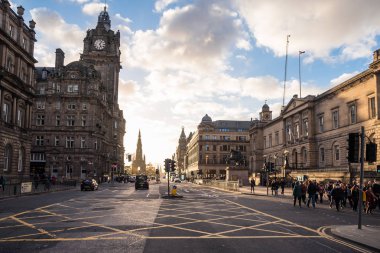 Edinburgh, UK-21 Ekim 2018: Princes Street görünümü insanlar gün batımında kaldırım boyunca yürüyüş ile. Princes Street Edinburgh ana alışveriş caddesi.