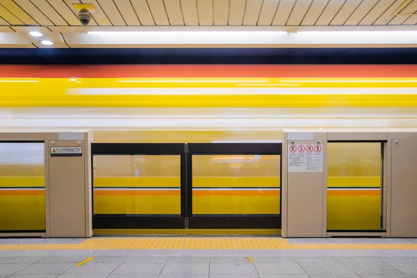 Pusta Stacja Metra Pociągiem Przechodzącej Przez Tokio Japonia — Zdjęcie stockowe