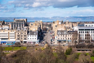 Güneşli bir kış gününde Edinburgh yeni kasabanın güzel görünümü. Forth ve dağların Firth arka planda görünür