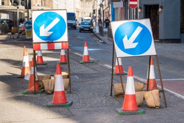 Yol çalışması sitesinin başlangıcında yol işaretleri. Seçici odak.