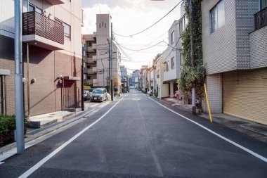Düz sokak Tokyo merkezinde daire binaları ile kaplı