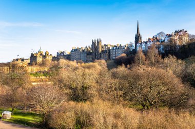 Edinburgh eski kent silüetinin güzel görünümü kışın bir ayar güneşi ile sıcak bir şekilde yaktı