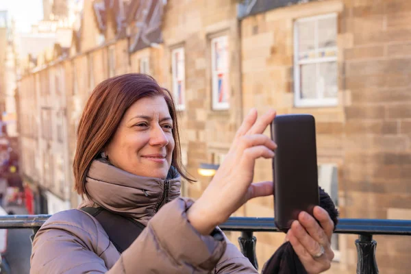 Una Turista Sonriente Tomando Una Selfie Centro Histórico Ciudad Día — Foto de Stock