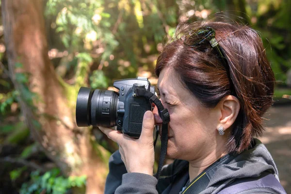 Retrato Uma Mulher Fotógrafa Profissional Tirando Fotos Parque Squamish Canadá — Fotografia de Stock