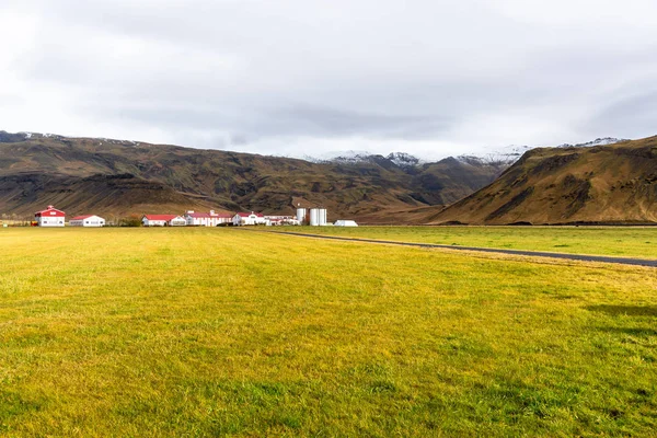 Campo Gramado Com Edifícios Agrícolas Borda Distante Montanhas Fundo Islândia — Fotografia de Stock