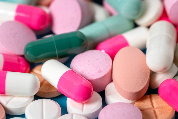 Close Van Een Stapel Kleurrijke Pillen Capsules Concept Van Gezondheidszorg — Stockfoto