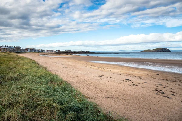 Beautiful Sandy Beach People Walking Shore Sunny Autumn Day North — Stock Photo, Image