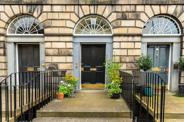 Puertas Exteriores Tradicionales Británicas Madera Edificio Residencial Piedra — Foto de Stock