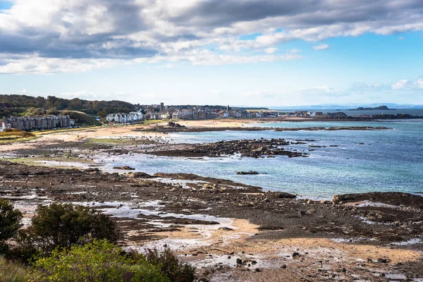 北バーウィックの海辺の町と晴れた秋の日のビーチの美しい景色 スコットランド イギリス — ストック写真