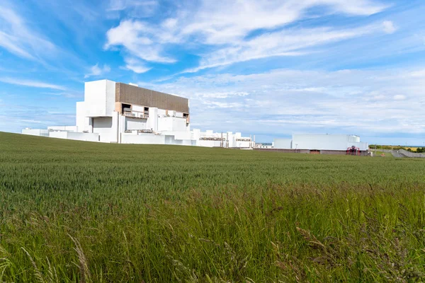 晴れた夏の日の大麦の終わりに原子力発電所の眺め — ストック写真