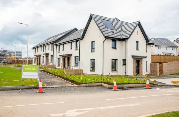 Domy Sprzedaż Rozwoju Budownictwa Mieszkaniowego Szkocji Pochmurny Letni Dzień — Zdjęcie stockowe