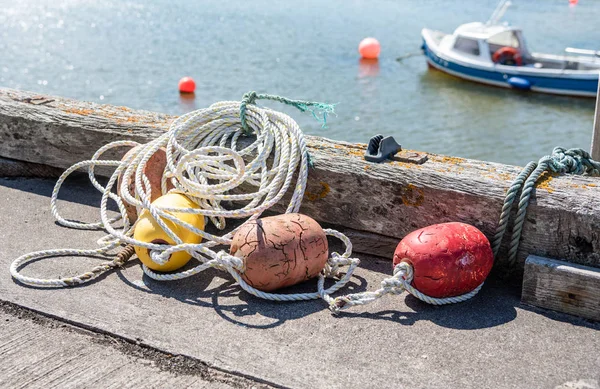 Primer Plano Una Cuerda Con Coloridas Boyas Pesca Muelle Puerto — Foto de Stock