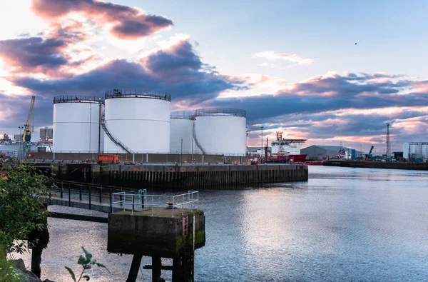 黄昏时分 工业港口码头上的白色燃料箱 绚丽多彩的天空 阿伯丁 苏格兰 — 图库照片