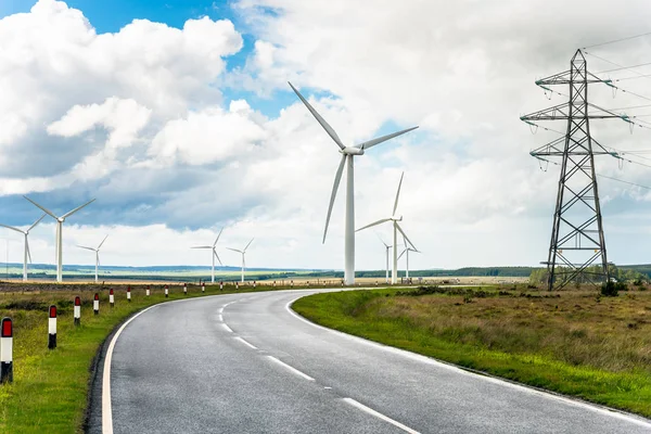 Kronkelende Landweg Die Door Een Windturbines Hoogspanningsmasten Loopt — Stockfoto