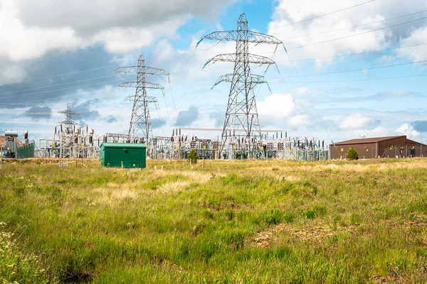 晴れた夏の日に田舎の変電所 スコットランド イギリス — ストック写真