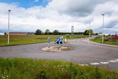 Bulutlu bir yaz gününde kırsal bir alanda Emtpy Roundabout. Edinburgh, İskoçya, İngiltere.