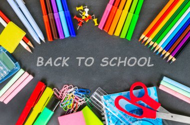 Okul malzemeleri bir blackboad üzerinde metin okula geri ile. Eğitim ve öğrenme kavramı.