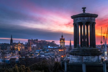 Kışın alacakaranlıkta Edinburgh siluetinin görkemli görünümü