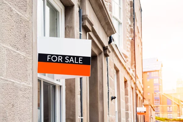 Güneşli bir kış gününde bir şehir merkezinde yenilenmiş bir aparment binanın dış satış işareti için. Dundee, İskoçya, İngiltere.