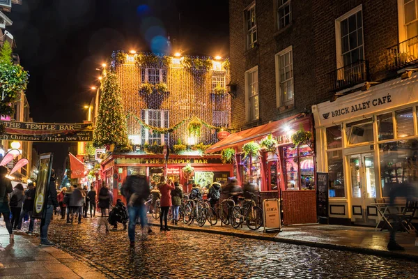 Dublin, İrlanda - 06 Aralık 2018: Ünlü Temple Bar'ın gece görünümü. Temple Bar, Dublin'in en ünlü pub'larından biridir. Tarihi 1599'a kadar uzanır Sir William Temple evini ve bahçelerini burada inşa ettiğinde..