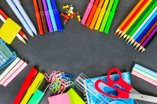 Schulmaterial Liegt Auf Einer Tafel Raum Und Konzept Von Bildung — Stockfoto