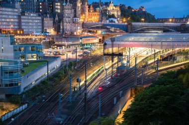 Dusk, Edinburgh, İskoçya, İngiltere'de bir şehir merkezinde bir tren istasyonunun yukarıdan görünümü.