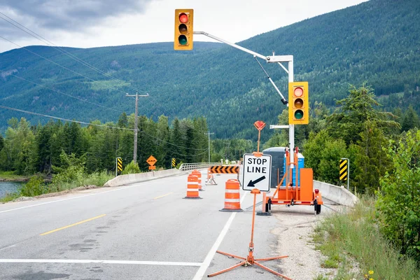 山路施工区起点的停车标志和红绿灯 交通锥和障碍物将道路缩小到一条车道 加拿大不列颠哥伦比亚省 — 图库照片