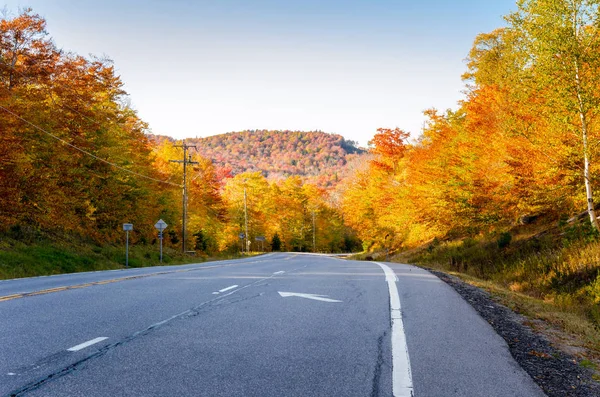 在阳光明媚的日子里 在五颜六色的秋树下 荒芜的公路 阿迪朗达克 — 图库照片