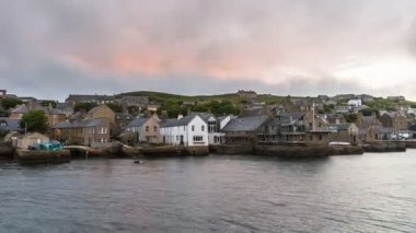 Gün batımında İskoçya'da geleneksel kıyı köyü - timelapse. Orkney Adaları, İskoçya, İngiltere.