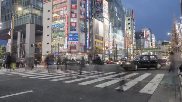 Tokio Japón Marzo 2019 Timelapse Nocturno Tráfico Gente Cruzando Una — Vídeos de Stock