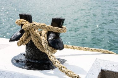 Düğümlü siyah bir direne bağlanmış bir ipin yakın görünümü