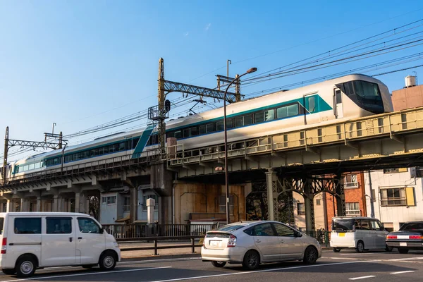 Vista Tren Pasajeros Eléctrico Una Línea Ferrocarril Elevada Día Claro —  Fotos de Stock