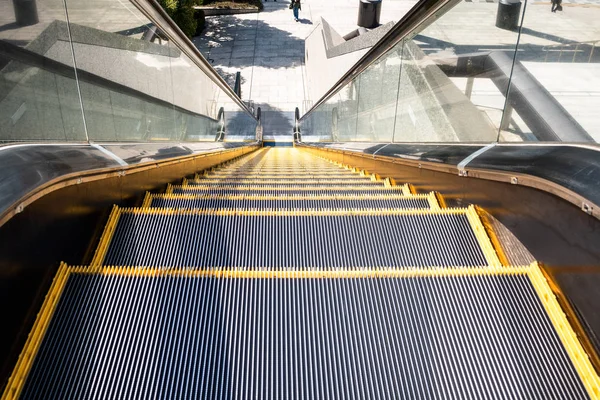 阳光明媚的一天 在市中心设有室外公共自动扶梯的台阶 — 图库照片
