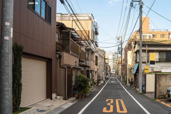 Estrecha Calle Solo Sentido Distrito Residencial Tokio Japón Día Soleado — Foto de Stock